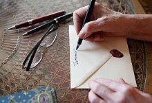 Frau schreibt ein Testament - Silvia Marks/dpa-tmn