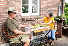 Ein &auml;lteres Paar isst Salat - Benjamin Nolte/dpa-tmn