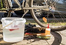 Putzeimer, &Ouml;lbeh&auml;lter und Fahrrad - Christin Klose/dpa-tmn