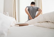 Rückenschmerzen beim Aufwachen - Christin Klose/dpa-tmn