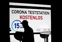 Schnelltest - Foto: Christoph Soeder/dpa