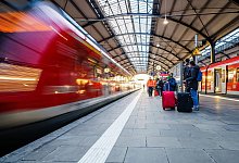 Für 90 Tage soll eine Fahrkarte für 9 Euro pro Monat eingeführt werden. - Andreas Arnold/dpa