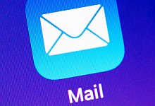 Mail-App ist auf einem Display zu sehen - Catherine Waibel/dpa-tmn