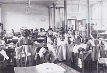 Viele Arbeitspl&auml;tze f&uuml;r Oerlinghauser Frauen. In der N&auml;herei an der Detmolder Stra&szlig;e stellte man Bett- und Tischw&auml;sche, Handt&uuml;cher oder Taschent&uuml;cher her. - Horst Biere