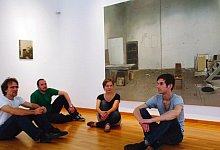 Vier der sieben K&uuml;nstler proben schon mal ein "Stillleben" (von links) : J&ouml;rg Ernet, Bastian Muhr, Yvette Kie&szlig;ling und Johannes Rochhausen (von links) in der Galerie Haus Eichenm&uuml;ller. - Foto: Schwabe