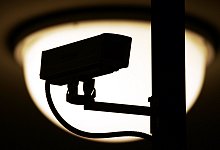 &Uuml;berwachungskamera einrichten - Foto: Arno Burgi/dpa