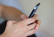 Jugendlicher mit Smartphone - Karl-Josef Hildenbrand/dpa