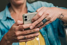 Eine Frau bedient ihr Smartphone - Zacharie Scheurer/dpa-tmn