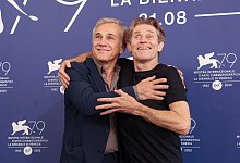 Die Schauspieler Christoph Waltz (l) Willem Dafoe kommen zu einem Fototermin f&uuml;r den Film &laquo;Dead for A Dollar&raquo; w&auml;hrend der 79. Ausgabe der Filmfestspiele von Venedig. - Joel C Ryan/Invision/AP/dpa