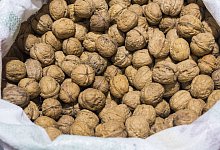 N&uuml;sse liegen in einem offenen Sack - Foto: Robert G&uuml;nther/dpa-tmn