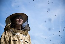 Imkerin - Sebastian Gollnow/dpa