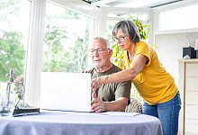 Mann und Frau schauen auf einen Laptop - Benjamin Nolte/dpa-tmn