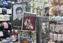 Kalender mit Papst und Priestern - Christoph Sator/dpa