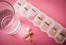 Wochendispenser mit Tabletten - Christin Klose/dpa-tmn