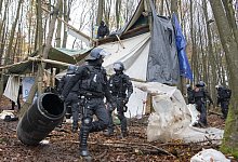 Polizeieinsatz im Dannenr&ouml;der Forst - Foto: Boris Roessler/dpa