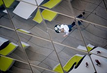 Das Spielgelbild einer Bedienung - Marijan Murat/dpa/dpa-tmn