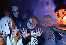 Gruselig verkleidete Kinder feiern Halloween - Arne Dedert/dpa/dpa-tmn