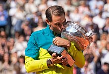 Rafael Nadal k&uuml;sst die French-Open-Troph&auml;e. - Michel Euler/AP/dpa