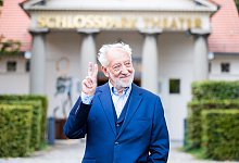 Der Intendant und Schauspieler Dieter Hallervorden vor dem Schlosspark Theater in Berlin. - Christoph Soeder/dpa