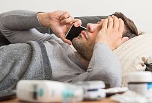 Ein erkälteter Mann am Telefon - Christin Klose/dpa-tmn