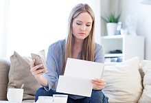 Mobilfunkvertrag pr&uuml;fen - Foto: Christin Klose/dpa-tmn