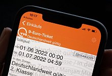 In Stuttgart und Freiburg kann man seit einigen Tagen schon 9-Euro-Tickets kaufen - Tausende Kunden haben bereits zugegriffen. - Marijan Murat/dpa