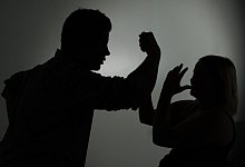 Ein Junge droht einem M&auml;dchen - Jan-Philipp Strobel/dpa/dpa-tmn