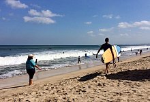 Surfer auf Bali - Foto: Carola Frentzen/dpa