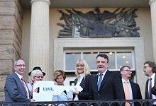 Symbolische Schl&uuml;ssel&uuml;bergabe - Alex Lehn