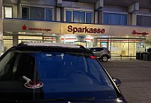 Polizei durchsucht Sparkasse nach Millionen-Coup - Michael Weber/WtV News/dpa