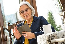 Seniorenhandys im Test - Foto: Christin Klose/dpa-tmn