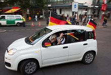 Fu&szlig;ballfans bei einem Autokorso zur WM 2014 - Florian Schuh/dpa-tmn