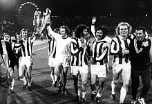 Bayern München mit dem Europapokal 1974 - picture-alliance / dpa