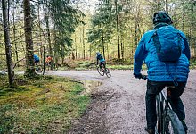 Gravelbiker in einem Wald in Oberbayern - Julian Rohn/Oberbayern/dpa-tmn