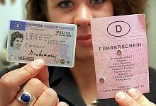 Unter dem Punkt 4b des Führerscheins wird künftig angegeben, wann das Dokument ungültig wird. Bislang ist diese Rubrik auf den Plastik-Karten leer geblieben. Die alten rosafarbenen oder grauen Papier-führerscheine können noch bis 2033 verwendet werden. - DPA/GESTALTUNG: STERN