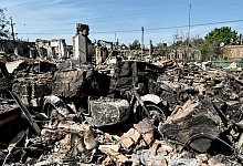 Trümmer und ein ausgebranntes Motorrad in Orichiw. - --/Ukrinform/dpa