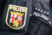Kennzeichnung für Polizisten - Foto: Arne Dedert