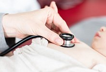 S&auml;ugling beim Kinderarzt - Friso Gentsch/dpa