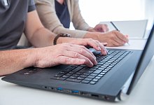 Online eine Versicherung abschlie&szlig;en - Foto: Christin Klose