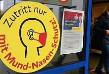 Ein Schild macht auf die Maskenpflicht aufmerksam: &laquo;Zutritt nur mit Mund-Nasen-Schutz!&raquo;. - Waltraud Grubitzsch/dpa