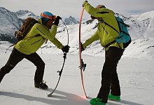 Menschen mit Tourenski - Foto: Birgit Gelder/Alpin/dpa-tmn