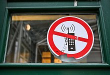 Handys in der Schule - Jens Kalaene/dpa