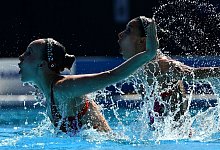 Marlene Bojer und Michelle Zimmer in Aktion. - Anna Szilagyi/AP/dpa
