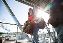 Ein Paar am Flughafen - Christin Klose/dpa-tmn