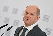 Bundeskanzler Olaf Scholz (SPD) spricht zum Spatenstich f&uuml;r ein neues Bahnwerk. - Patrick Pleul/dpa