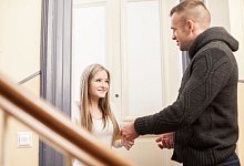 Paketübergabe an der Tür - Christin Klose/dpa-tmn