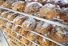 Die Dresdner Christstollen werden im Hochsommer gebacken. - Robert Michael/dpa