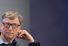 Gates hat Corona - Foto: Gian Ehrenzeller/KEYSTONE/dpa