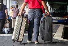 Reisende am Busbahnhof - Christoph Schmidt/dpa