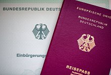 Einb&uuml;rgerungsurkunde und Reisepass - Fernando Gutierrez-Juarez/dpa